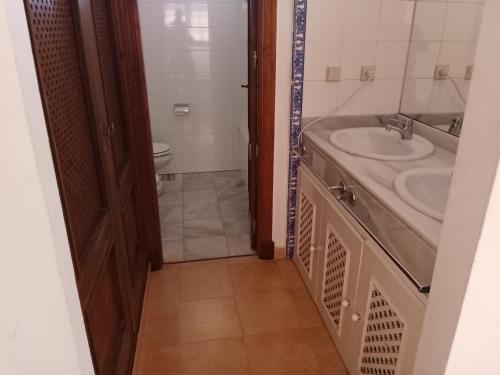 a bathroom with a sink and a toilet at Estudio 02 - Turístico Jasmund in San Fernando