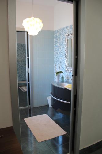 łazienka z czarną wanną i umywalką w obiekcie B&B Valentino w mieście Bari