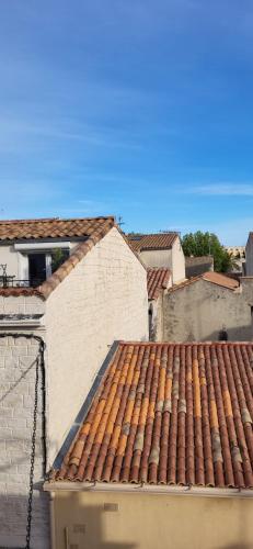 - une vue sur le toit en carrelage d'un bâtiment dans l'établissement La Terrasse sur les toits du centre ville à 300m de la plage, au Grau-du-Roi