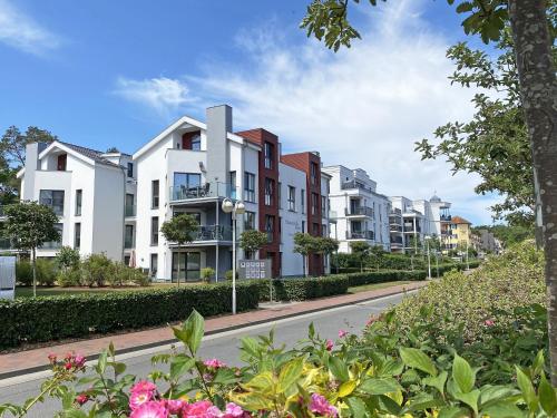 una fila di appartamenti bianchi su una strada di Strandvilla Baabe Whg 04 Strandgang a Baabe