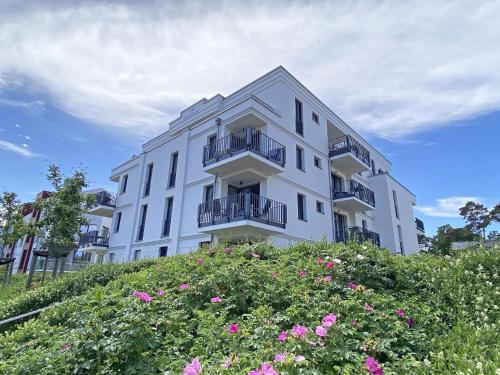 a white building with balconies on top of a hill at Villa Strandläufer Whg. 23 MeerMomente mit Terrasse in Baabe