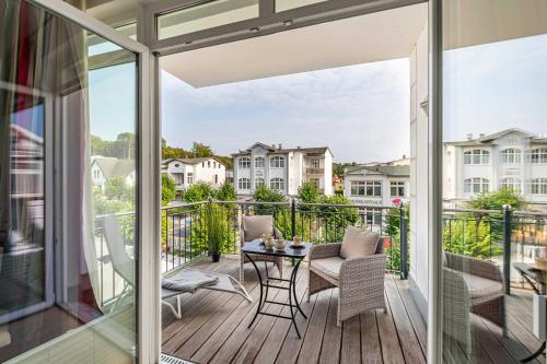 オストゼーバート・ゼリンにあるVilla Wiederkehr Whg 08 Wilhelmineのバルコニーにテーブルと椅子が置かれたパティオ