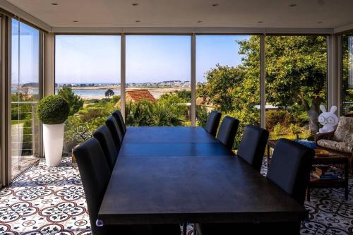 une salle de conférence avec une longue table et des chaises dans l'établissement Ty goas treiz, à Trébeurden