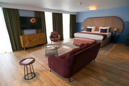 une chambre d'hôtel avec un lit et un canapé dans l'établissement Hotel Indigo Coventry, an IHG Hotel, à Coventry
