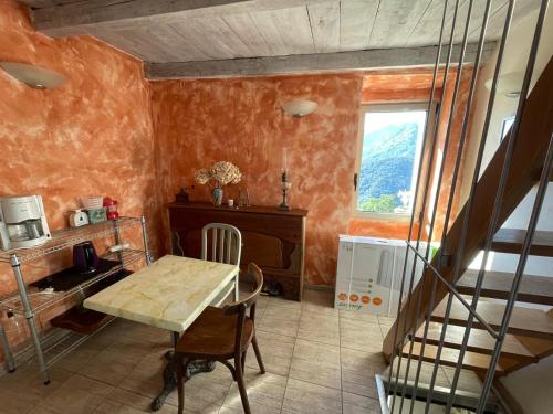 une salle à manger avec une table et une fenêtre dans l'établissement Letia Noce, à Chidazzo