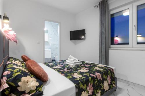 En eller flere senge i et værelse på L&A Luxury Villa