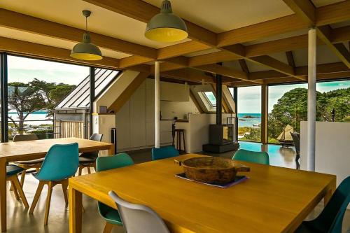un salon avec une table et des chaises en bois dans l'établissement Grande dune, Grande Dune Sea view rental in Port, à Penvénan