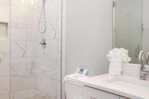 Ένα μπάνιο στο Desoto 1 by Pristine Property Vacation Rentals