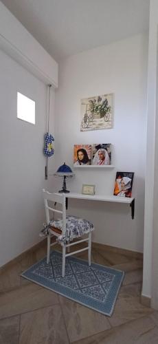 Zimmer mit einem Schreibtisch mit einem Stuhl und einer Lampe in der Unterkunft La casa di Cry in Cagliari