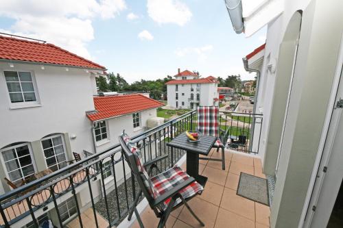 - un balcon avec une table et des chaises dans l'établissement Haus Meeresblick A 2 05 Baabedos mit Balkon, à Baabe