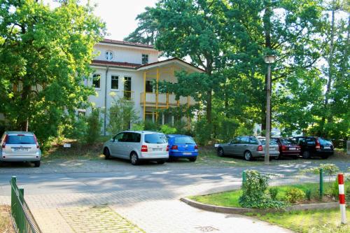 um grupo de carros estacionados em frente a um edifício em Villa Stoertebeker - Ferienwohnung 17 em Baabe