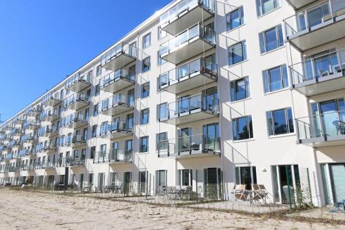 an apartment building on the beach in front of the sand at Haus Granitz Whg. 5.3 mit Dachterrasse und Sauna in Binz