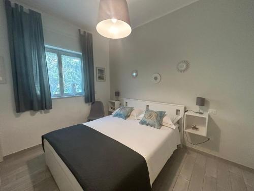 1 dormitorio con 1 cama grande con manta blanca y negra en SoleeMare Barletta, en Barletta