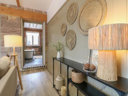 ein Wohnzimmer mit einem Tisch mit einer Lampe in der Unterkunft Holly Cottage - Fold Yards in Belper