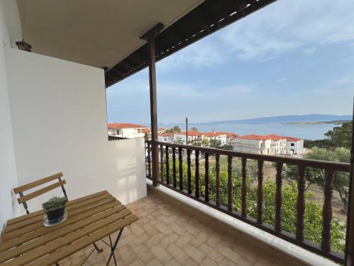 balcón con banco y vistas al océano en Viva Properties, en Ouranoupoli
