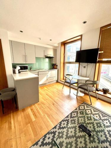 a kitchen with a table and chairs in a room at 1 BR in Piccadilly Circus St James Cov1 in London
