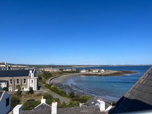 - une vue sur la plage avec des maisons et l'océan dans l'établissement Carrick Rooms, à Port Saint Mary