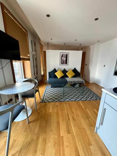 a living room with a couch and a table at 1 BR in Piccadilly Circus St James Cov1 in London