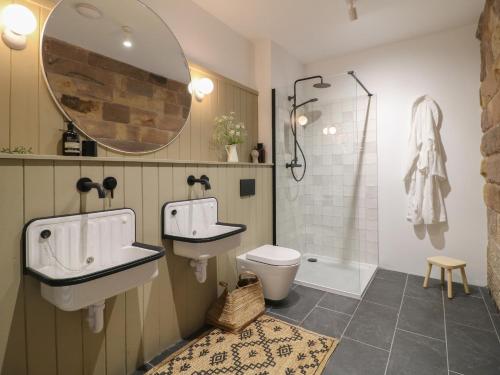 ein Badezimmer mit zwei Waschbecken, einer Toilette und einer Dusche in der Unterkunft Elm Cottage - Fold Yards in Belper