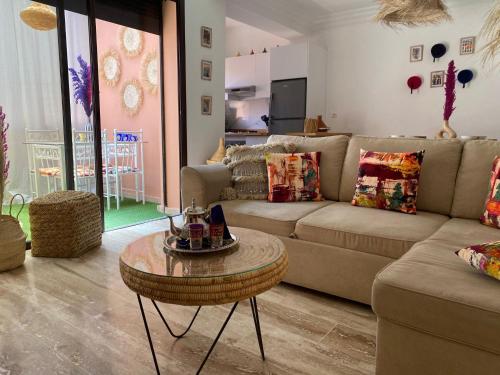- un salon avec un canapé et une table dans l'établissement Bel appartement au centre gueliz, à Marrakech