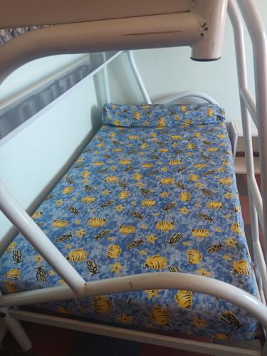 a bunk bed with a bedsheet with bees on it at Casa em condomínio Praia Seca in Araruama