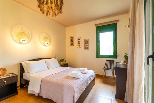 Postel nebo postele na pokoji v ubytování Aiora Suites