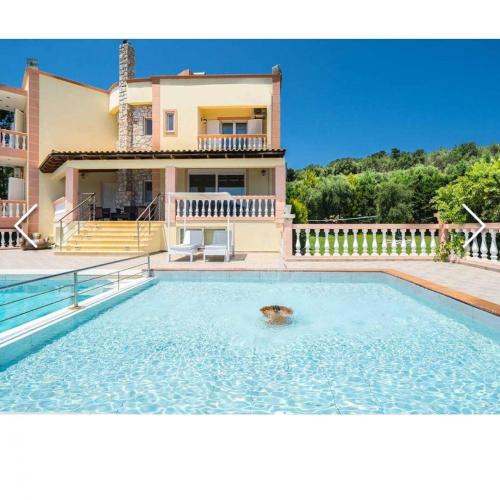 Bazén v ubytování Villa Roula with Private pool nebo v jeho okolí