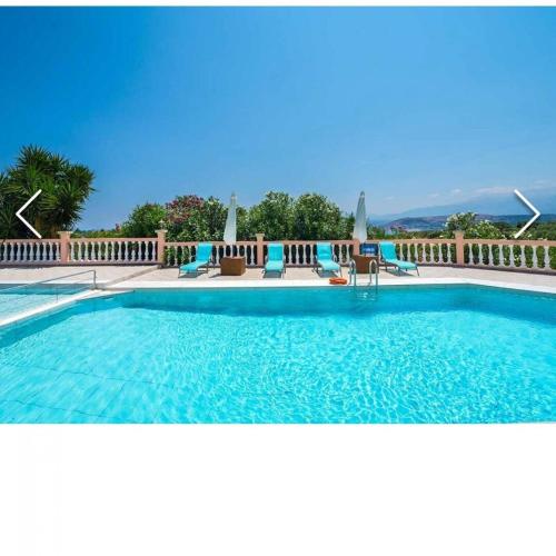 Bazén v ubytování Villa Roula with Private pool nebo v jeho okolí
