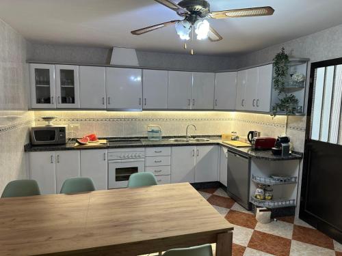 Kuchyň nebo kuchyňský kout v ubytování Villa Gení