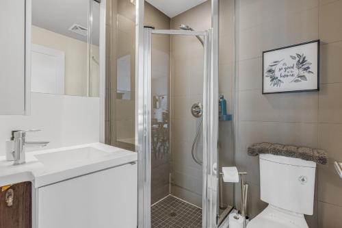 La salle de bains est pourvue d'une douche, de toilettes et d'un lavabo. dans l'établissement 3 BR w/ parking Downtown Toronto, à Toronto