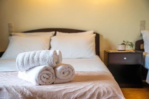 Postel nebo postele na pokoji v ubytování Aiora Suites