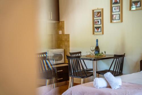 Postel nebo postele na pokoji v ubytování Aiora Suites