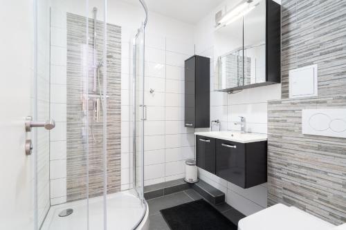 ein Bad mit einer Dusche, einem WC und einem Waschbecken in der Unterkunft Ferienpark Sierksdorf App 452 - Strandlage in Sierksdorf