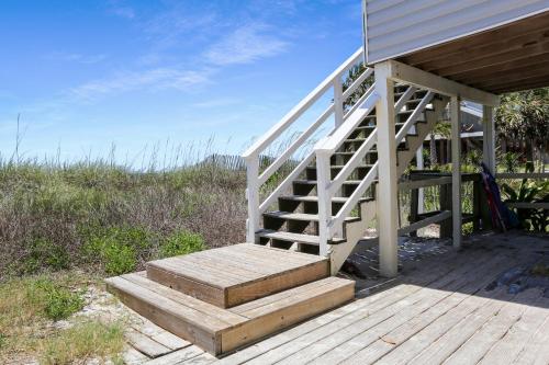 Cape San BlasにあるWhataday by Pristine Properties Vacation Rentalsの木製の階段