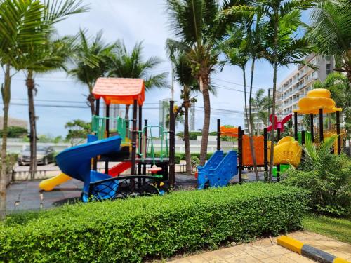 un parque infantil con palmeras en Laguna beach condo resort 3 maldives pattaya top pool view ลากูน่า บีช คอนโด รีสอร์ต 3 พัทยา en Jomtien Beach