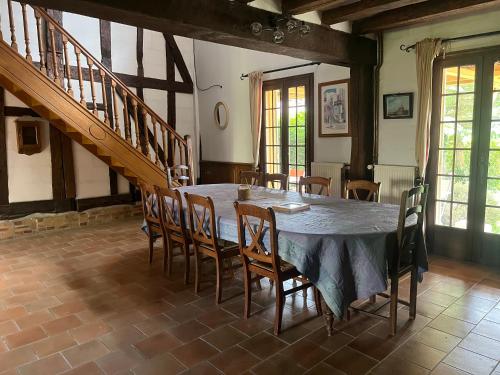 une salle à manger avec une table et des chaises bleues dans l'établissement La Coraline, à Laubressel