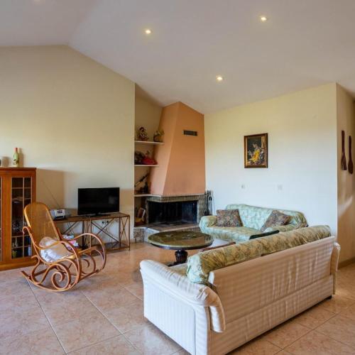 sala de estar con 2 sofás y chimenea en Marva Residence - comfortable 8-person retreat en Nerómilos