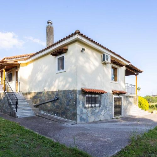 uma grande casa branca com uma fachada de pedra em Marva Residence - comfortable 8-person retreat em Nerómilos