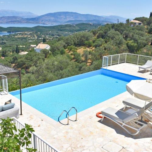 una piscina con vista sulle montagne di Villa Helion Heated Pool a Kelliá