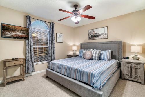 Ένα ή περισσότερα κρεβάτια σε δωμάτιο στο 1 Mile To Pkwy, Pets, Hot Tub, Creekside, Porch