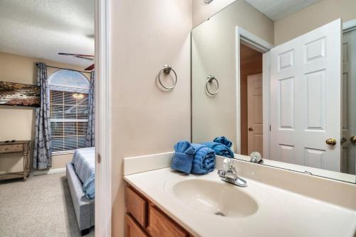 Ένα μπάνιο στο 1 Mile To Pkwy, Pets, Hot Tub, Creekside, Porch