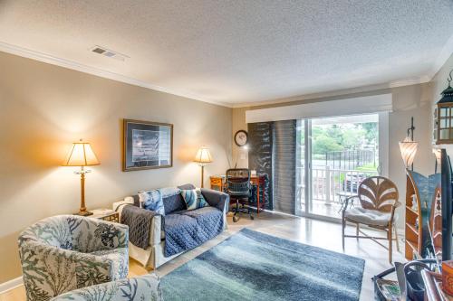 Χώρος καθιστικού στο Resort-Style Condo in St Simons about 1 Mi to Pier!