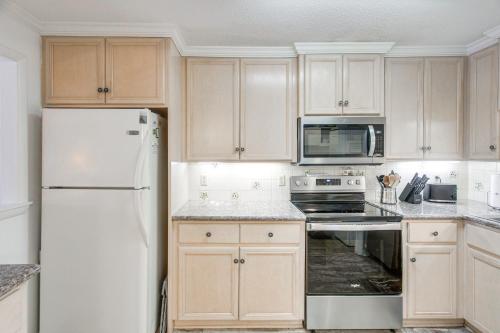 Η κουζίνα ή μικρή κουζίνα στο Resort-Style Condo in St Simons about 1 Mi to Pier!