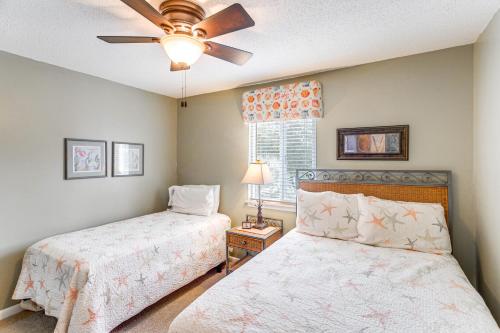 Ένα ή περισσότερα κρεβάτια σε δωμάτιο στο Resort-Style Condo in St Simons about 1 Mi to Pier!