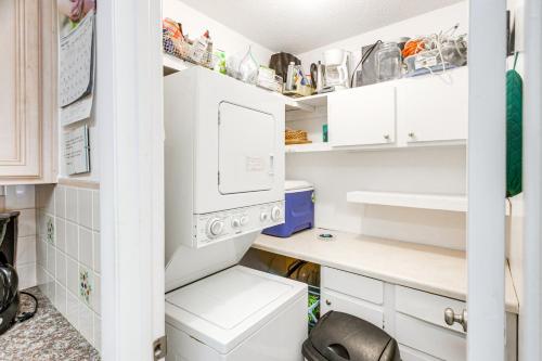 Η κουζίνα ή μικρή κουζίνα στο Resort-Style Condo in St Simons about 1 Mi to Pier!