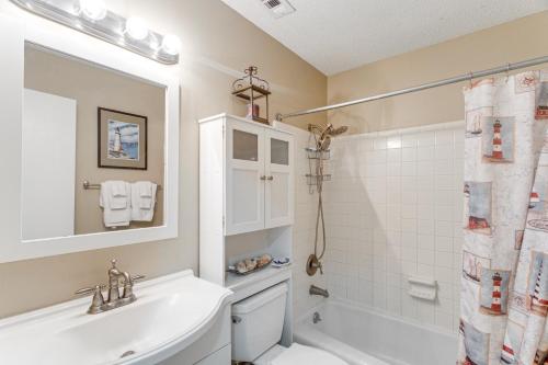 Ένα μπάνιο στο Resort-Style Condo in St Simons about 1 Mi to Pier!