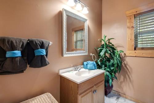Mountain-View Cabin Hot Tub, Game Room, 4 Suites photo 4