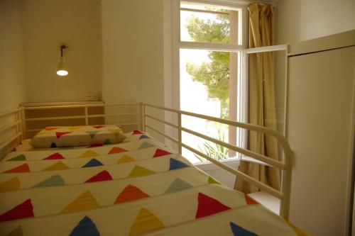 ein Schlafzimmer mit einem Bett und einem Fenster in der Unterkunft Salou, Port Aventura, piscina, a 80m del mar in Salou