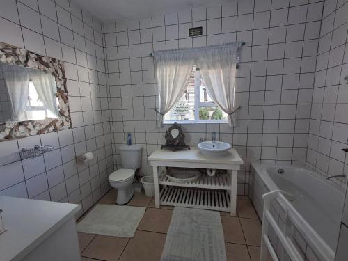 DolfinHouse في يزرفونتين: حمام مع حوض ومرحاض وحوض استحمام