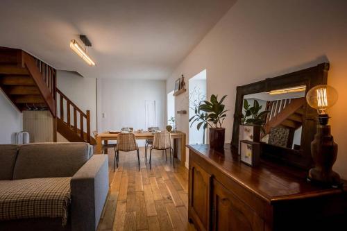 un salon avec un canapé et une table dans l'établissement le cottage, à Penvénan